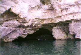 Eine felsige Meereshöhle an der Schwarzmeerküste in der Nähe von Rusalka