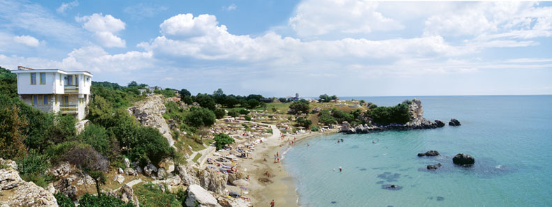 Die Bucht von Rusalka an der bulgarischen Schwarzmeerküste: eine Villa auf den Klippen über einem Sandstrand und türkisfarbenem Wasser